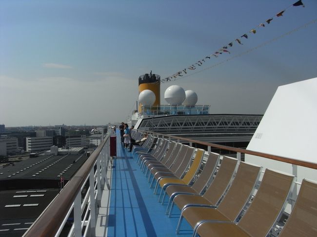 デッキチェアがずらり