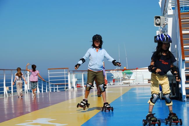 今日は１日クルージング。午後、元気な姪っ子たちはローラースケートをレンタルして、デッキで大はしゃぎしていました。柵の外側はすぐ海なので、ちょっと怖い！