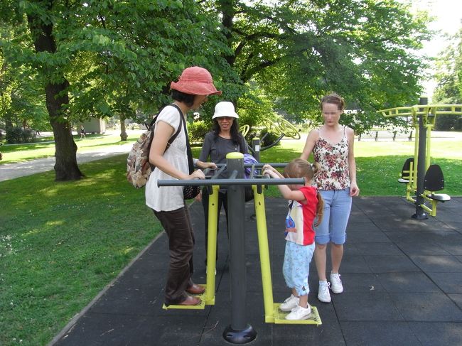 公園遊具が素晴らしいです！<br />たまたま通りかかった公園に大人も子供も楽しめる健康遊具があって、そこで娘さんをお連れの若いお母さんに遊び方を教えてもらいました。体が鍛えられるような公園遊具に感心しました。