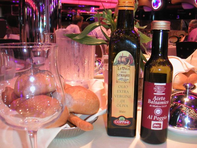 イタリアの客船だから、テーブルにはオリーブオイルとバルサミコが常に置いてあります。我々の醤油のように。パンにつけて食べるとヘルシーで美味しい！
