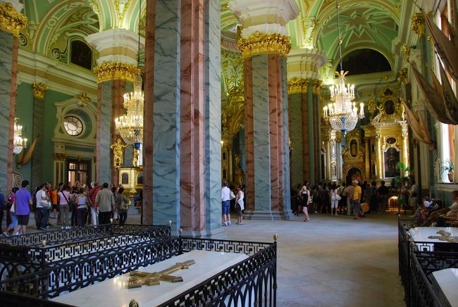 ピョートル１世（ピョートル大帝）以降の皇帝のお棺はこの大聖堂に置いてあります