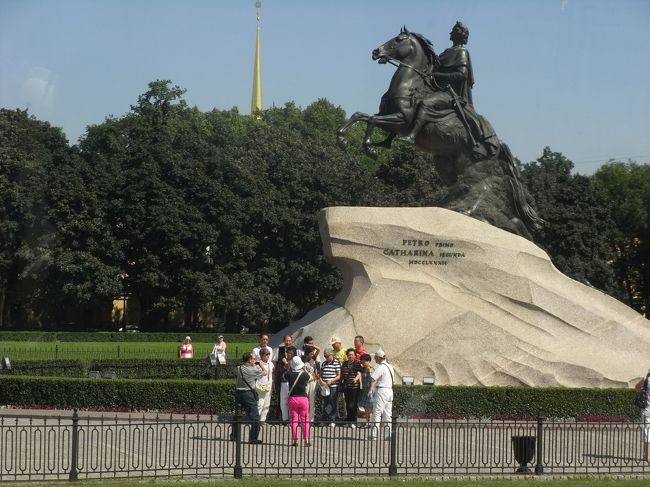 デカブリスト広場（Decembrists Square, 元老院広場）にあるピョートル大帝の騎馬像、別名「青銅の騎士像」（車窓から撮影）