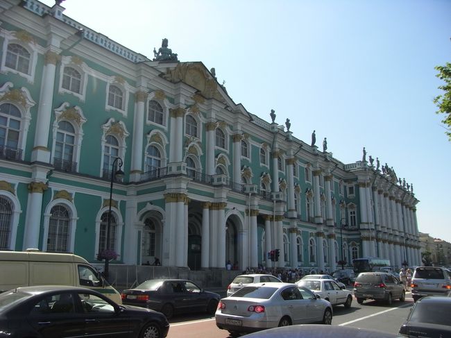ツアー最初の行き先は、エルミタージュ美術館(The State Hermitage)で、ガイドさんの説明を聞きながら美術館を見学しました。