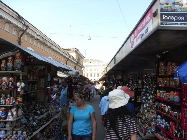 血の上の救世主教会向かい側のマーケット<br />マトリョーシカ人形(Matryoshka doll)などのロシア工芸品がずらり！