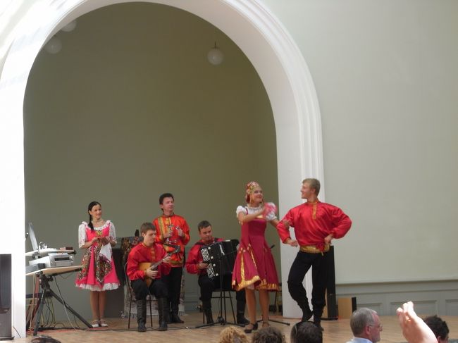 バスツアーは昼食付きです。ロシア舞踊など観ながら、お昼をいただきますが、レストランの中が暑くて、クーラーがない上に、ウォッカが出ているので、思わず苦笑い・・・体が燃えちゃうよ！