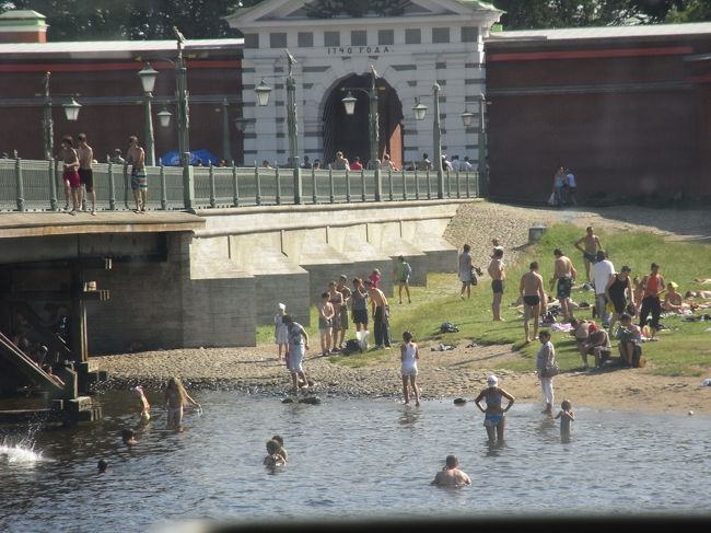 ホントに暑いっ！現地の人々が川遊びをしています。<br />今年ロシアに熱波襲来、水死などで死者が続出しているらしい。