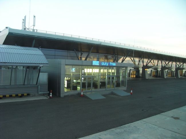 もうすぐ出港。只今の時間は23時22分です。明る〜い！（部屋から撮影）