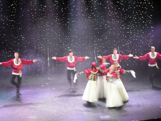 船上、夜のショーもロシア民族舞踊