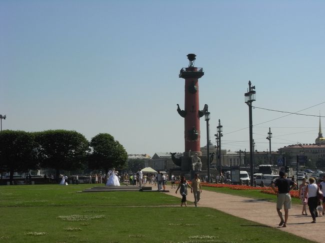 ビルジェヴァヤ広場(Birzhevaya Square)のロストラ灯台柱(Rostral column)<br />広場でウェーディングドレスで写真を撮っている新婚さんがあちこちで見かけられます