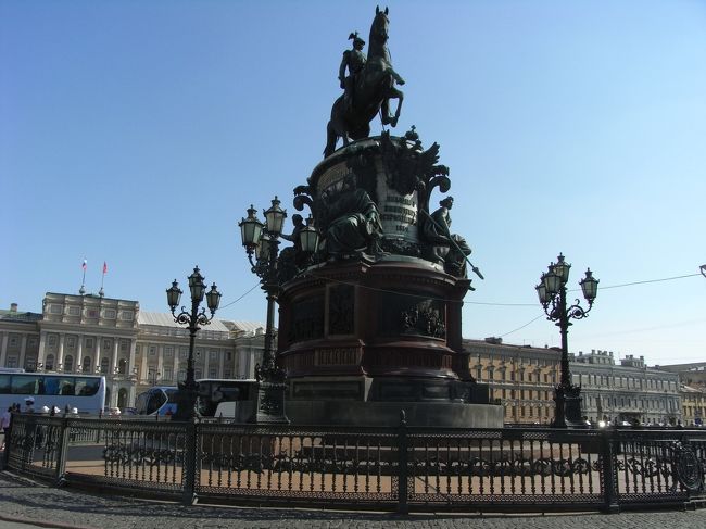 聖イサアク大聖堂の正面にあるニコライ１世の騎馬像