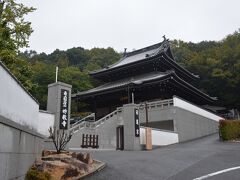 岡山駅から、車で30分。
最上稲荷山妙経寺へ到着です。
日蓮宗寺院です。

平日なので、駐車場もガラガラで
無料です。
