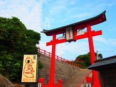 今回のお目当て、元乃隅稲成神社にやってきました。日中の猛暑を避け朝方行きました。が、すでに暑かった。。。

そして、顔を入れて写真とるヤツ、ちゃんと撮ったのは言うまでもありません。