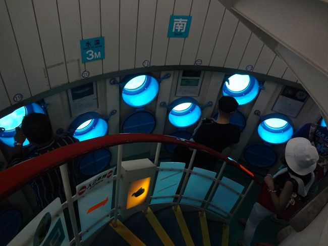 底はこんな感じです。<br /><br />水深３メートルとあります。<br />小窓がたくさんあるので覗いて見ながら移動します。