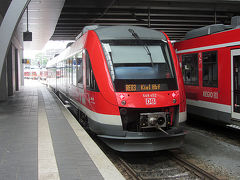 　今日はドイツ北部の都市キールへ足を延ばします。リューベクからキールまでは列車でRE(Regional Express)という日本で例えるなら快速列車のような列車が1時間に1本運行されていて所要時間は約1時間10分です。
　この日は先生に引率された小学生の集団と乗り合わせてとても賑やかでした。途中の駅で彼らが列車を降りたらたちまち車内は静かになりました。