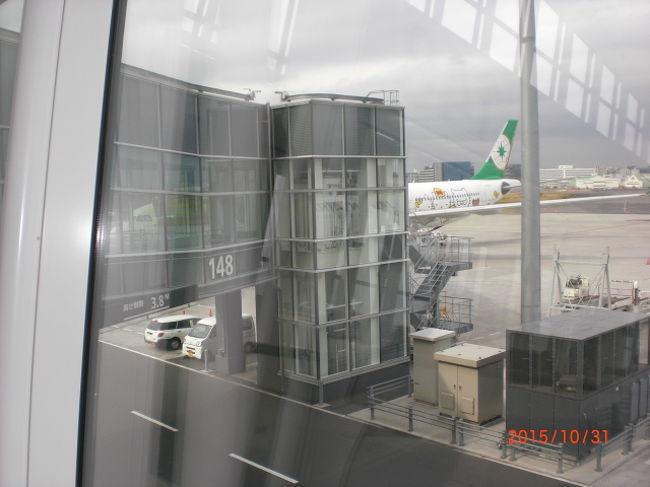 何を買おうか、おばさん達には決断出来ないうちに、搭乗時間が来てしまいました。慌てて搭乗口へ。エバー航空・エコノミークラス・10時50分発・ＢＲ189便、台湾まで3時間40分の旅です。キティジェット、可愛い！！