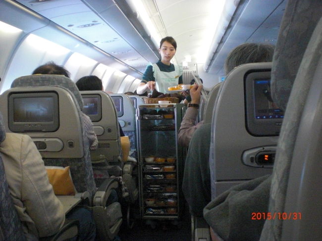 エコノミークラスはほぼ満席。個人モニターもちゃんと付いていて、私達全員満足でした。短距離路線なのですぐに機内食のサービスが始まりました。