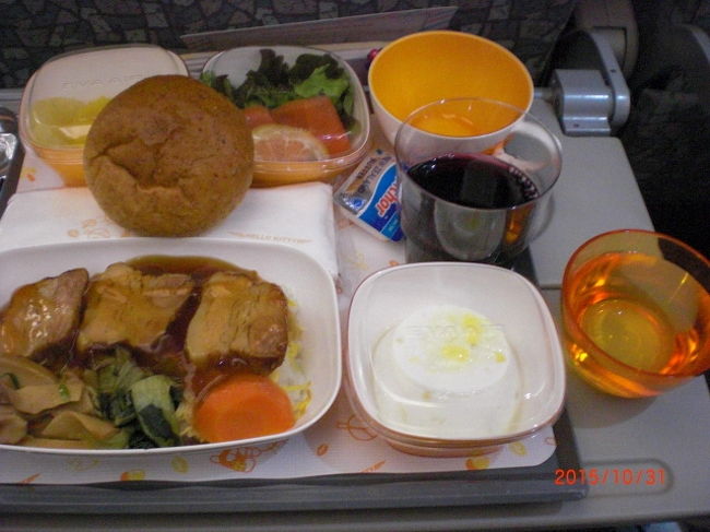 料理のメインは2種類あり、洋食風と和食風、どちらかを選べます。私はこちらの豚の角煮丼タイプをチョイス。味がシッカリしていてとても美味しかった。