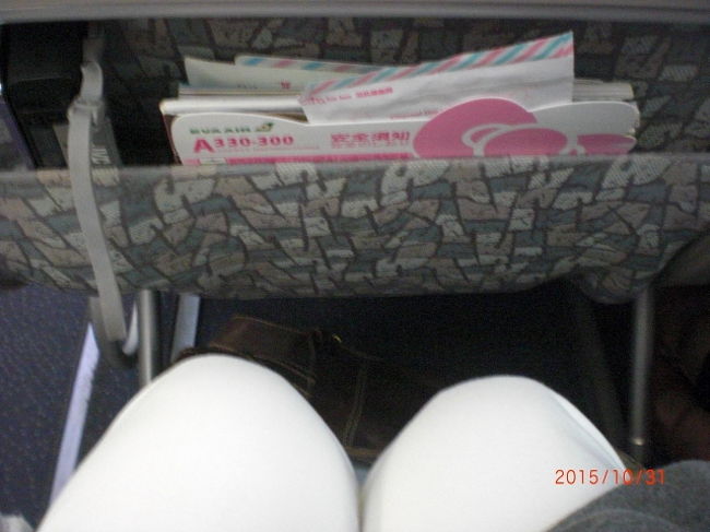 足元はエコノミークラスなのでこんな感じ…。短距離路線なのでそんなに苦になりませんでした。