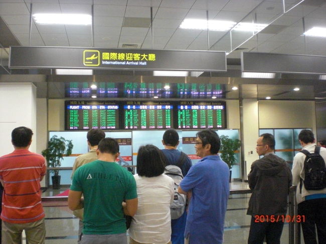 台北松山空港に到着。お迎えの混載車でホテルに向かいます。こちらの到着ロビーは無料Ｗｉ-ｆｉが強でバンバン通じました。