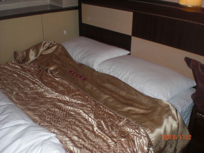 ツインタイプもあるらしのですが、私達6人組の3部屋分はすべてダブルベッドタイプでした。ちょっとそこの点はマイナスかな…。格安ツアーなので文句も言えませんが…。室内は無料Ｗｉ-ｆｉがバンバン使え、大満足！！