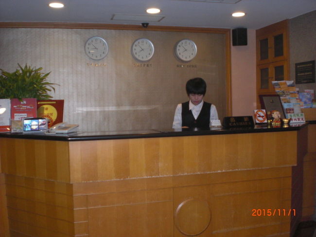 コンパクトなフロント。スタッフは日本語をほぼ話せるので、全く不自由はしませんでした。