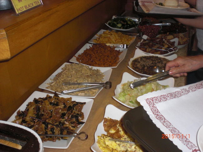 ブッフェスタイルです。2晩宿泊しましたが、内容は全く変わりませんでした。でも格安ツアーですから十分だと思いました。。