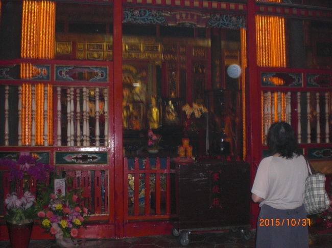 ホテルの紹介はさて置いて、旅行初日、ホテルに着いて少し休憩。夕食を兼ねてＭＲＴで一駅の龍山寺に出かけました。台湾で一番古い、由緒ある寺だそうです。皆さん熱心にお祈りしてました。