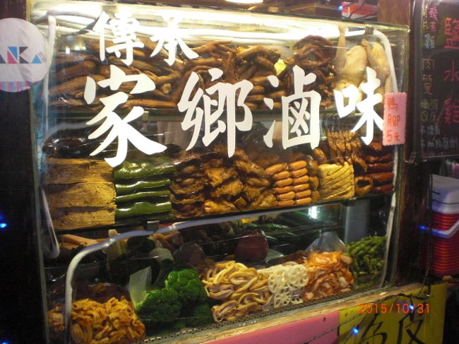 食べ物の屋台がたくさん…。どれを見ても物珍しくて、美味しそうだし、中には食べるのに勇気がいりそうなのも…。