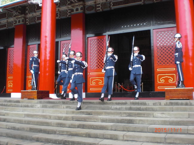 忠烈祠で衛兵交代式を見学。イケメンにうっとり…。