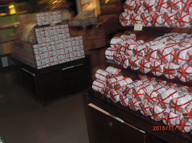 お茶セミナーの会場はお茶のお土産屋さんを兼ねてますが、高すぎておばさん達には手が届きませんでした。