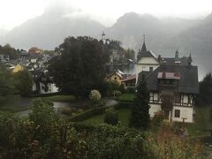 約1時間半の旅ですが、途中のトラウン湖近くの駅からの車窓。列車の徐行を見越して建てられたのでは?と思わずにはいられない美しい街並みです。