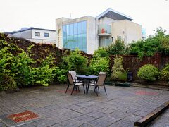 ５月５日（火）
この日はアイルランド西海岸のゴールウェイから今回の旅のメイン、アラン諸島のイニシュモア島へ、この世の果てのような荒涼たる世界を見に行く日。

天気が良ければと思いますが、７時３０分、起床して部屋からゲストハウス（Copper Beech Guest House）の中庭を見やると、いつ降り始めたのかけっこう強い雨がザーザー・・・。

雨の多いアイルランドだけにこういった事態は覚悟していたものの、やはり落ち込んでしまいますね・・・。