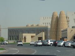 そして道路の反対側はカタラ文化村Katara Cultural Village。
ここが２番めの下車地点でした。

トゲトゲの建物はアラビア風鳩小屋だそうです。その奥はモスクですね。