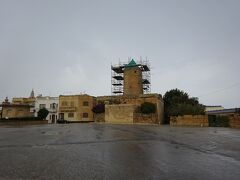 巨石神殿の近くの「Ta'kolaの風車」。
修復工事中で羽根が取り外されていました。