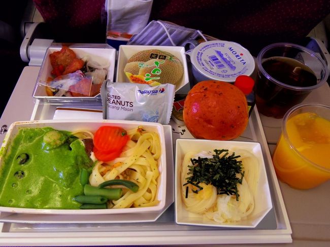 初のマレーシア航空搭乗。<br />成田空港からの出国です。<br /><br />MH0089<br />10：30発<br />16：45着予定<br /><br />シルバーウィークだから混んでるかと思って早めに空港に着いたが、思ったより近出なかった。<br />でも飛行機はそうもいかないようで、出発機混雑により１時間も滑走路で待機…っておーい！<br />お楽しみの機内食。おどろおどろしい緑のソースだが、なかなか旨し。