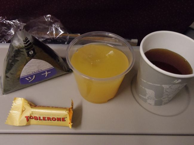 軽食<br />普段は絶対食べないコンビニおにぎり。