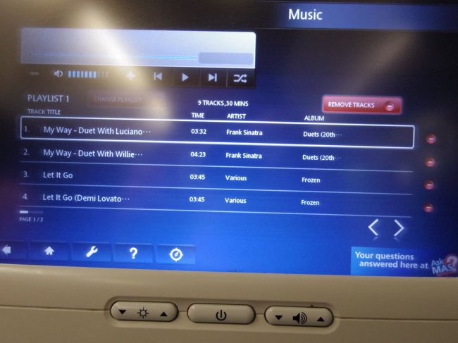 機内エンターテイメント<br />好みの内容はなく、とりあえず「知ってるから」という理由でマイウェイとレリゴーを黙々と聴く。