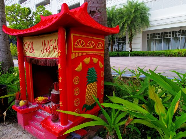 パイナップルの装飾がカワイイ神様。