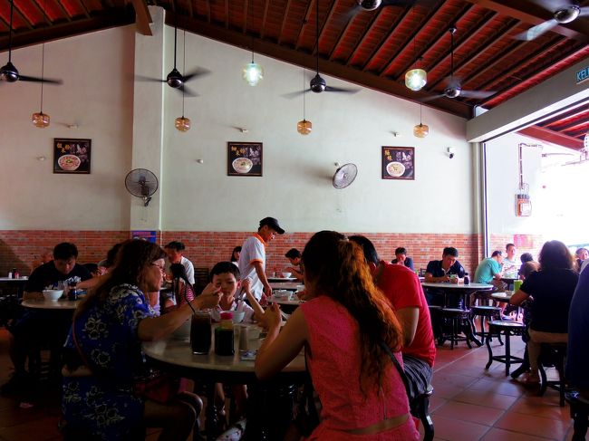 さすが、ガイドさんおすすめ。<br />ローカルで賑わっています。<br />だのに店の名前は忘れた！