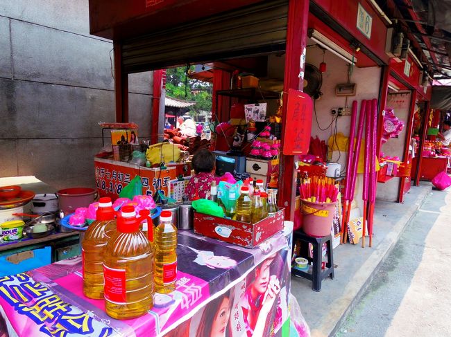 なんか、寺。<br />店にたてかけてあるの線香！？デカくね！？