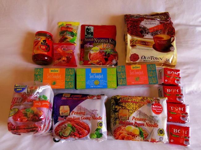 スーパーでお土産買ったよ！<br />紅茶「ＢＯＨ」は評判いい。もっと買えばよかったぐらい。