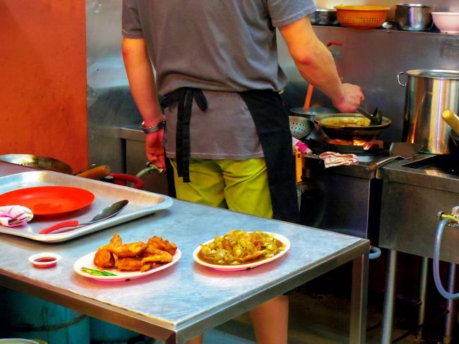 隣の席に座ってた現地の大家族ってゆーか、一族がいた。<br />みんなとある料理を食べていた。<br />気になるので聞いてみたら、「ここのだよ」と教えてくれたので早速注文。