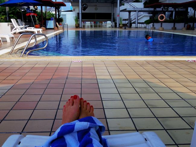 ホテルジェンのプール。<br />プール大好き。<br />直吉温泉好きゆえに、海やプールに浸からせておけばゴキゲン。