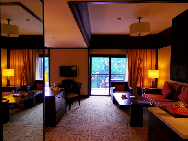 なんでアフタヌーンティー食べてんの？<br />って、特典だからですよ。<br /><br />ラサウイングとガーデンウイングの２つの棟がございまして。<br />高級なラサ宿泊だと、ラウンジ利用が出来るのです。<br /><br />ほら、部屋もこんなに広いし。