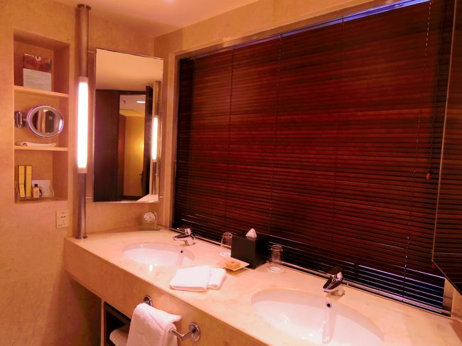 ダブルシンク。<br />アメニティはロクシタン。<br />シンク前のブラインドを開けるとベッドルーム。