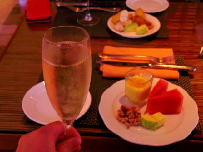 ラウンジではカクテルタイムもございまーす。チン（乾杯の音）。<br /><br />ラサウイングの女性スタッフにモデル並のスタイルでとーってもカワイイ方がいました。カワイイって正義だな。