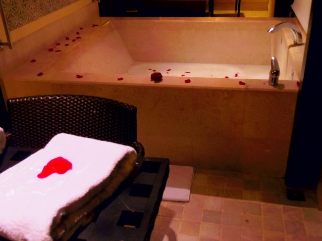 夜はベランダにある湯船でフラワーバス。<br /><br />ってベランダに湯船って！