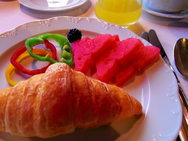 サラダ・パン類はビュッフェスタイル。<br />メインをアラカルト出来ます。