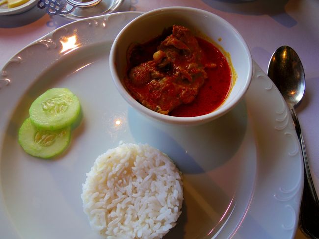 私はカレー。<br />出来たてで盛り付けキレイなので、ビュッッフェよりこちらのほうが好き。<br /><br />