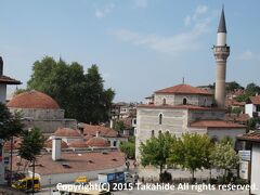 カズダールオール・モスク(Kazda&#287;l&#305;o&#287;lu Camii)とジンジ・ハマム(Cinci Hamami)

チャルシュ広場(Car&#231;&#305; Meydan&#305;)に面したハマムとモスクです。


カズダールオール・モスクとジンジ・ハマム：https://translate.googleusercontent.com/translate_c?depth=1&hl=ja&rurl=translate.google.co.jp&sl=tr&tl=en&u=http://www.karabukkulturturizm.gov.tr/TR,63697/onemli-tarihi-yapilar.html&usg=ALkJrhiVjMhGgmNQdKqhs3zaohkMzWjkvA
ハマム：https://ja.wikipedia.org/wiki/%E3%83%8F%E3%83%B3%E3%83%9E%E3%83%BC%E3%83%A0